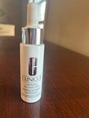 Clinique Clarifying Do-Over Peel in White with Silver Cap
